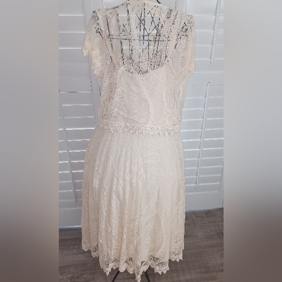 Lace Top and skirt - Picture 2 of 5